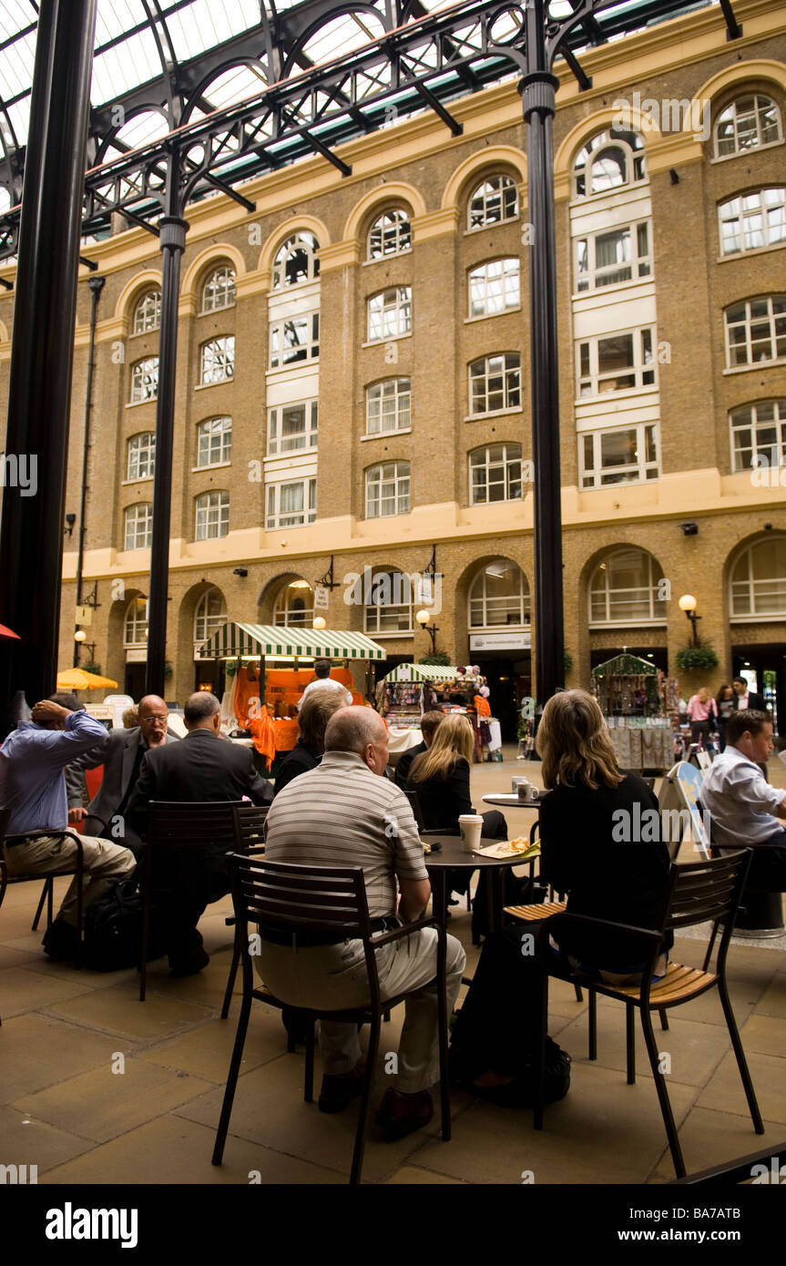 Menschen saßen bei Starbucks in Hay es Galleria London UK Stockfoto