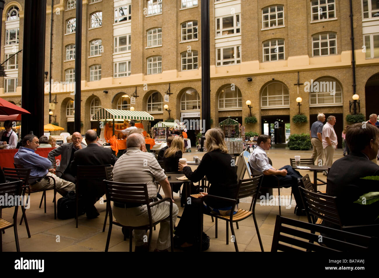 Menschen saßen bei Starbucks in Hay es Galleria London UK Stockfoto