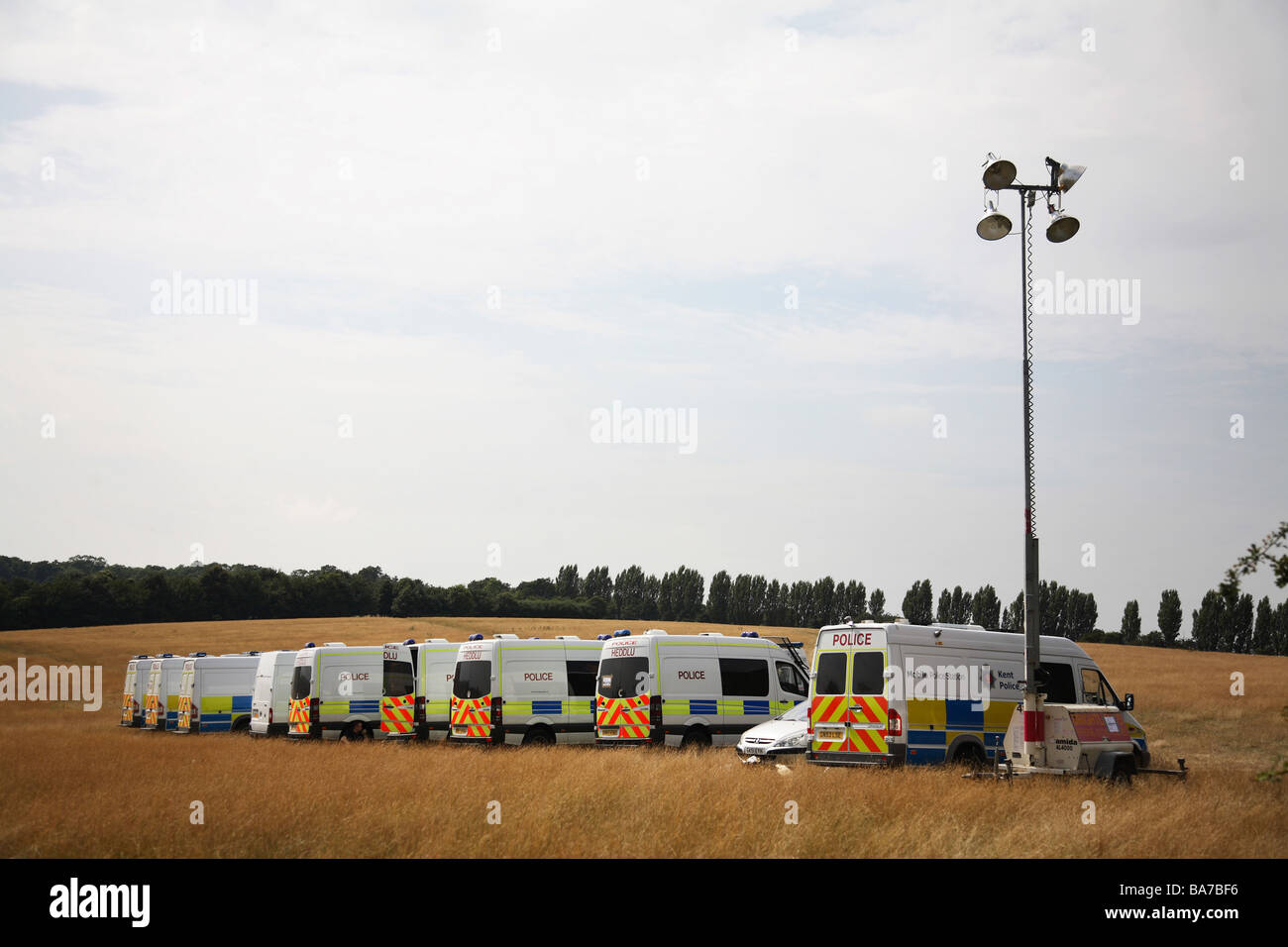 Polizei hat in einem Feld neben der Klima-Camp, einschließlich Diesel-Generatoren und hohe angetriebene Scheinwerfer für die Nächte eingerichtet. Stockfoto
