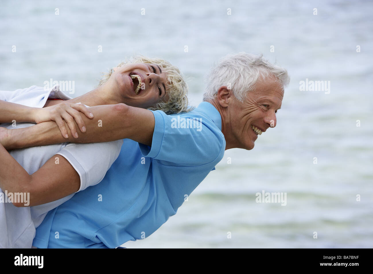 Sandy Beach Senior-paar ausgelassen fröhlich Detail-Serie, die Personen 50-60 Jahren 60-70 Jahre Senioren Paar glücklich am Rücken Freude zurück Stockfoto