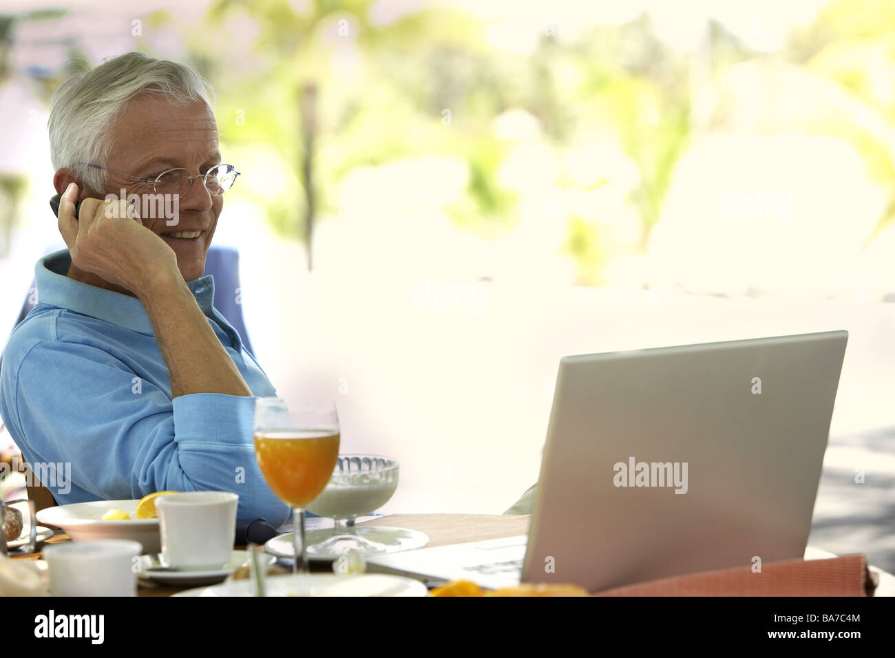 Strand senior Frühstück Notebook Handy Telefone lächelt semi-Porträt Serie Leute Senioren 50-60 Jahre-60-70 Jahre-Mann Stockfoto