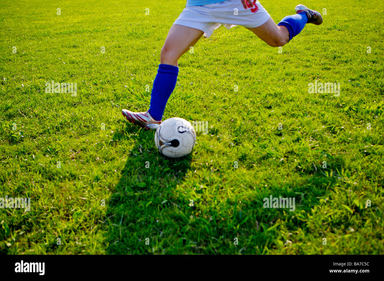 Menschen treten Fußball Mittelteil Stockfoto