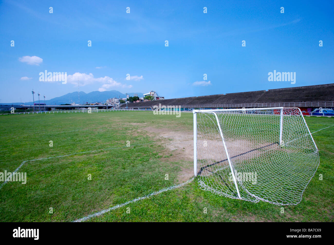 Ziel netto auf dem Fußballplatz Stockfoto