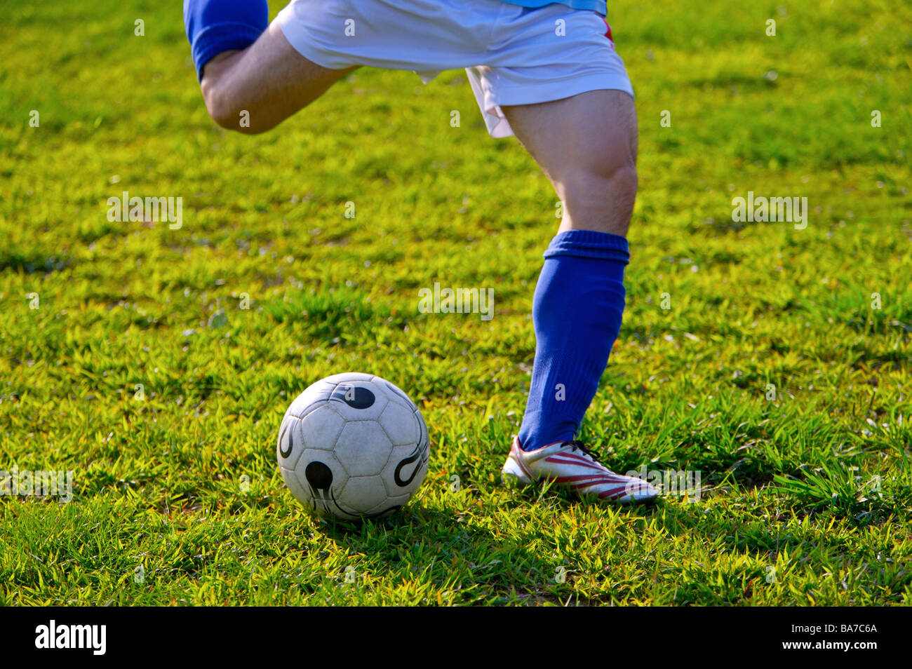 Junger Mann treten Fußball Mittelteil Stockfoto