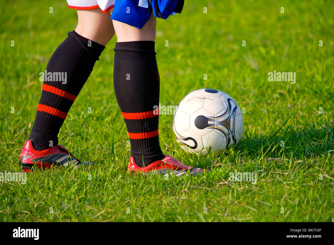 Fußball-Spieler und Ball Mittelteil Stockfoto