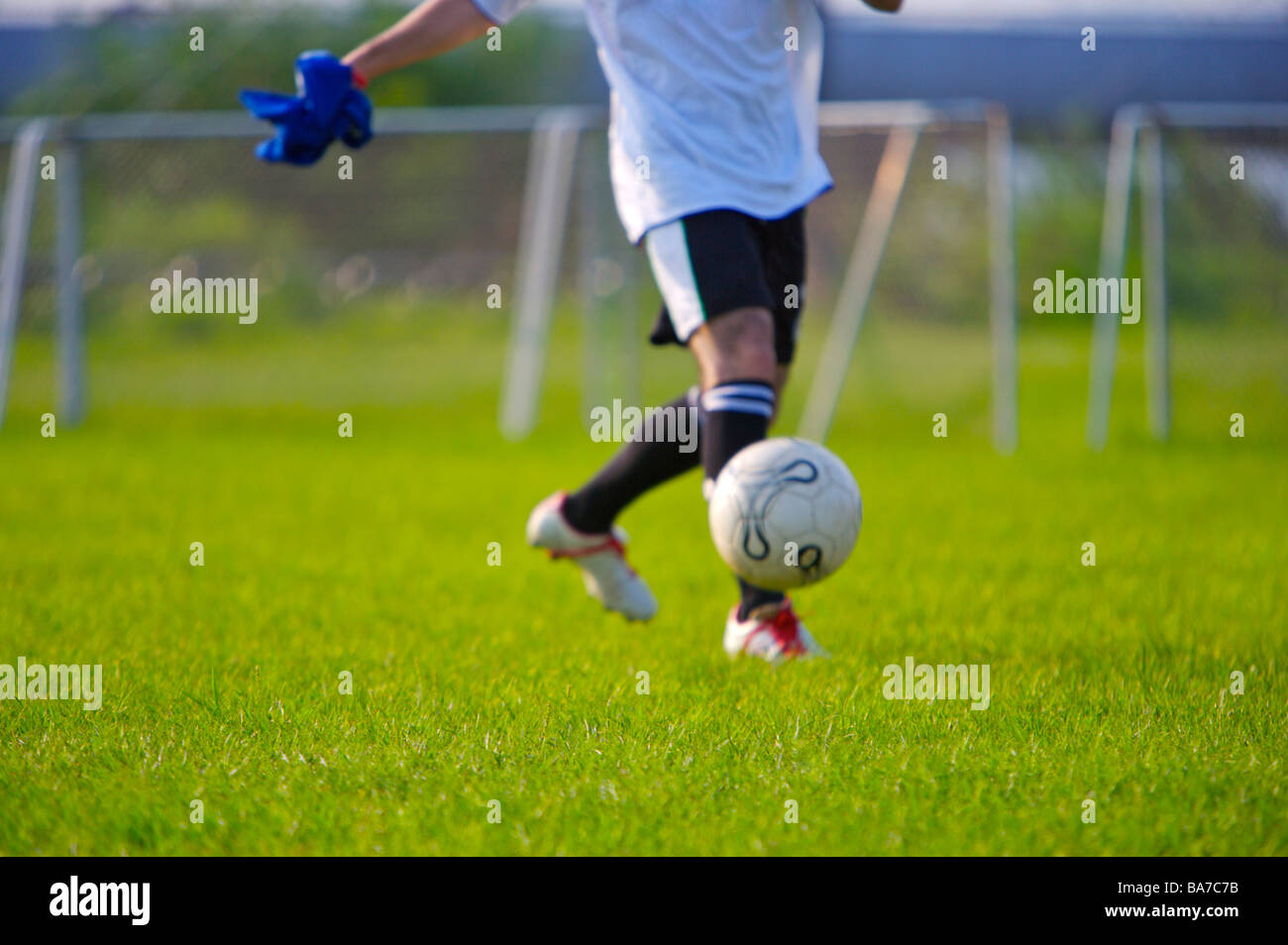 Football-Spieler treten Ball Mittelteil Stockfoto
