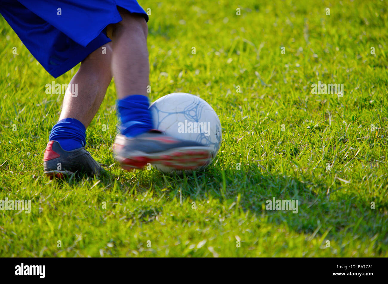 Spieler treten Fußball Mittelteil Stockfoto