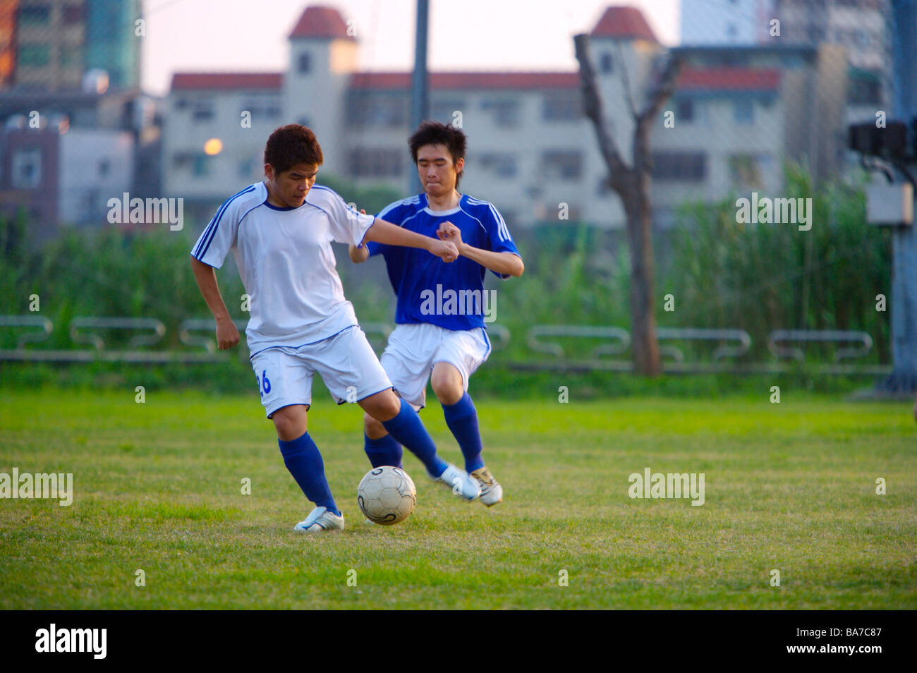 Zwei Fußball-Spieler treten ball Stockfoto