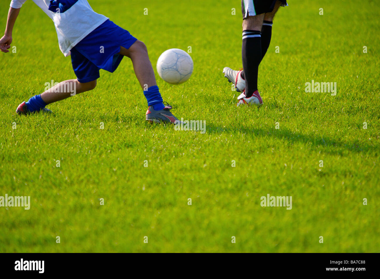 Fußball-Spieler treten ball Stockfoto
