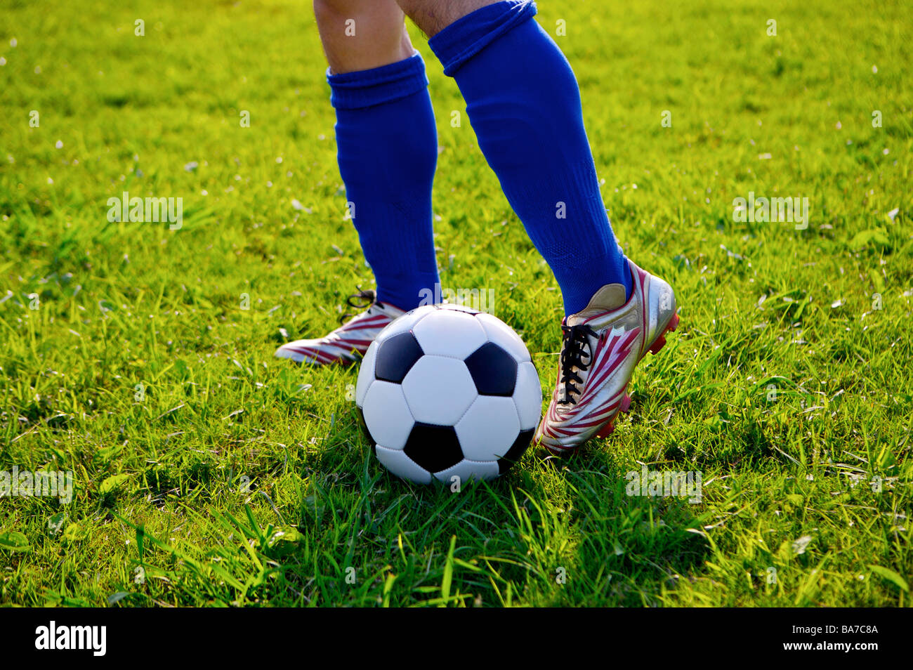 Fußballspieler mit Ball Mittelteil Stockfoto
