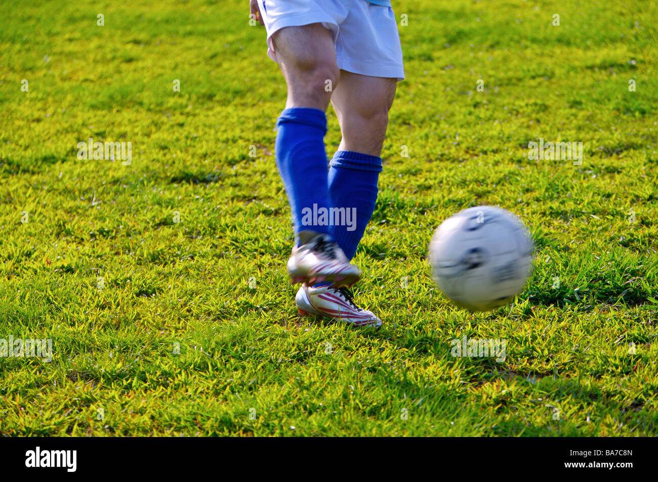 Fußball-Spieler treten Ball Mittelteil Stockfoto