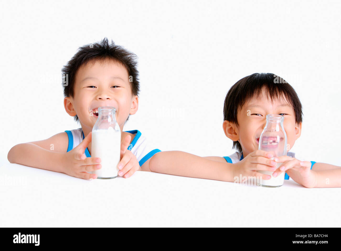 Zwei jungen mit Milch Flasche lächelnden portrait Stockfoto