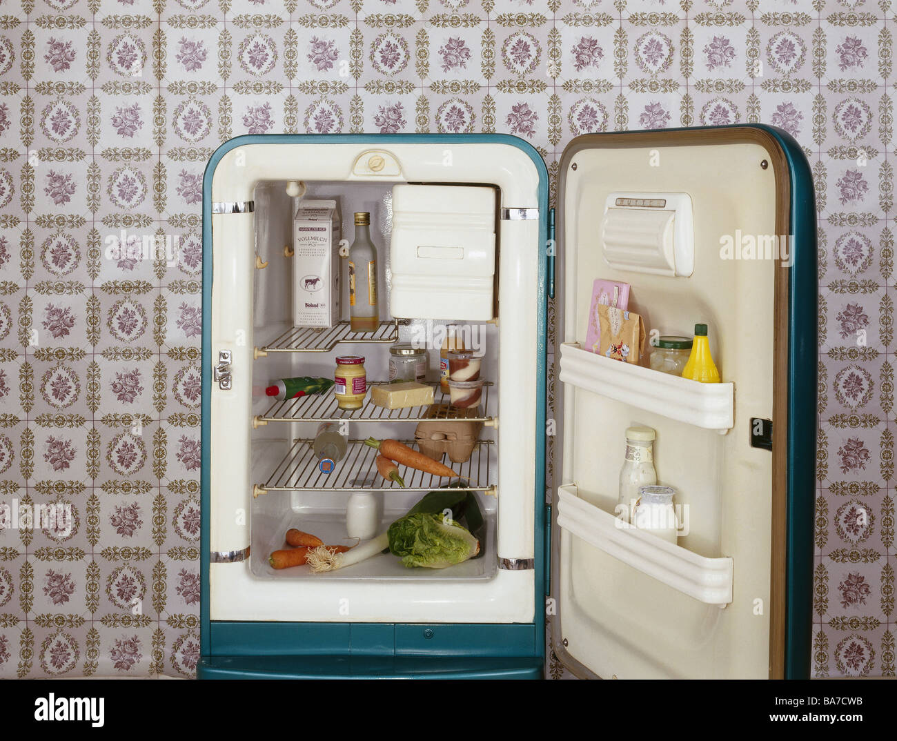 Kühlschrank offen antiquiert Food Beverage Tapete Retro Küche Gerät des  Haushalts Tapetenmuster Retrolook Stockfotografie - Alamy