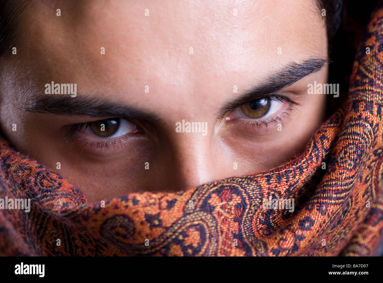 Manndeckung Gesicht mit einem Schal Stockfoto