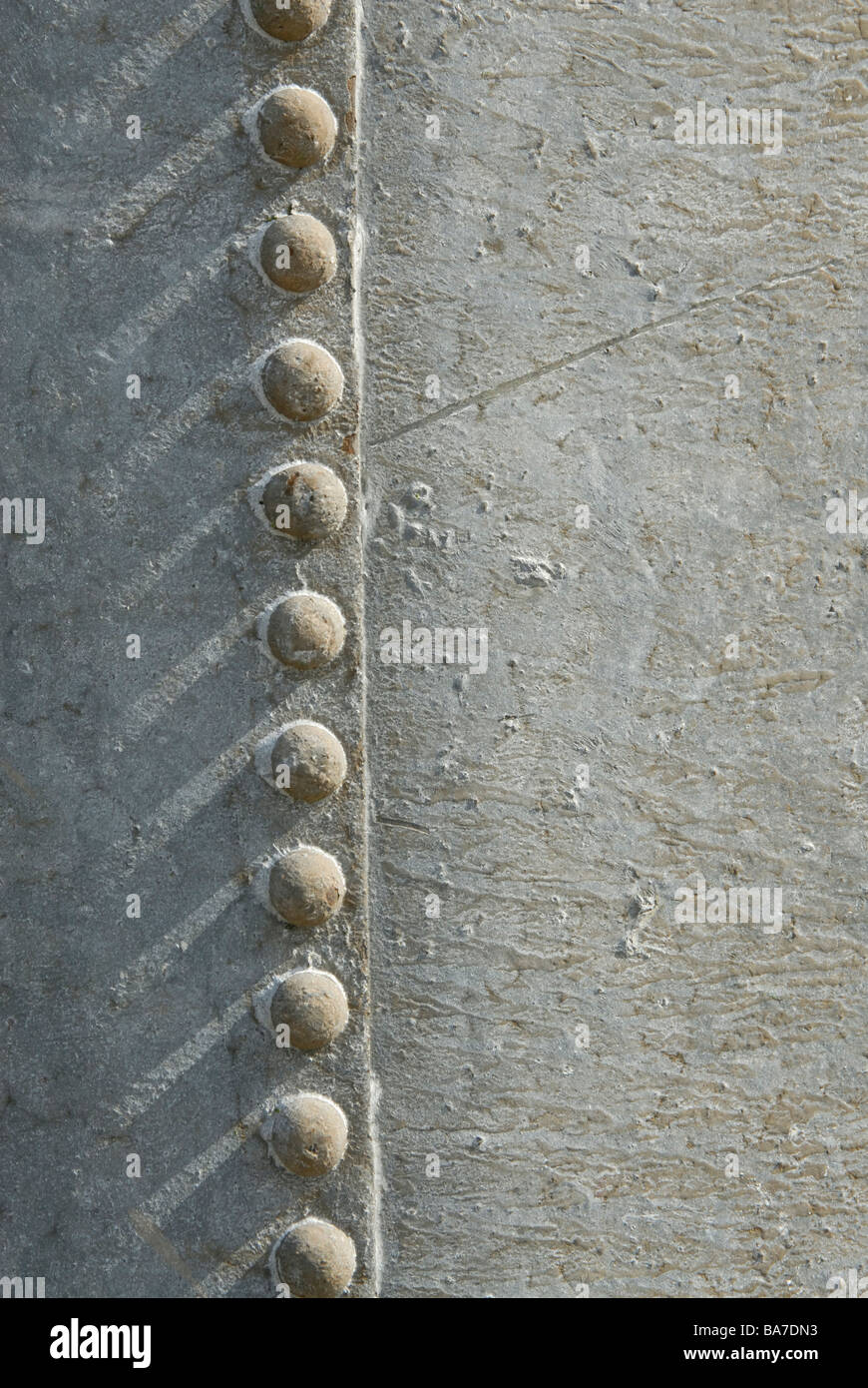 Metall-Textur: genieteten Naht des landwirtschaftlichen galvanisierten Stahltank mit Schatten, England, Great Britain, Großbritannien, Europa. Stockfoto