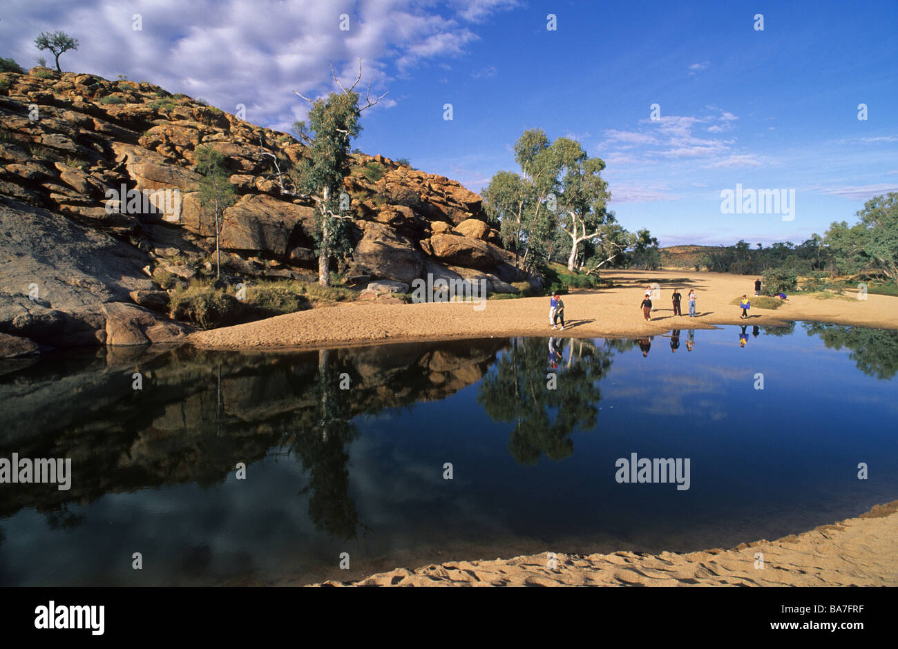 Touristen am Todd River in der Nähe von Old Telegraph Station in Alice Springs, Central Australia, Northern Territory, Australien Stockfoto