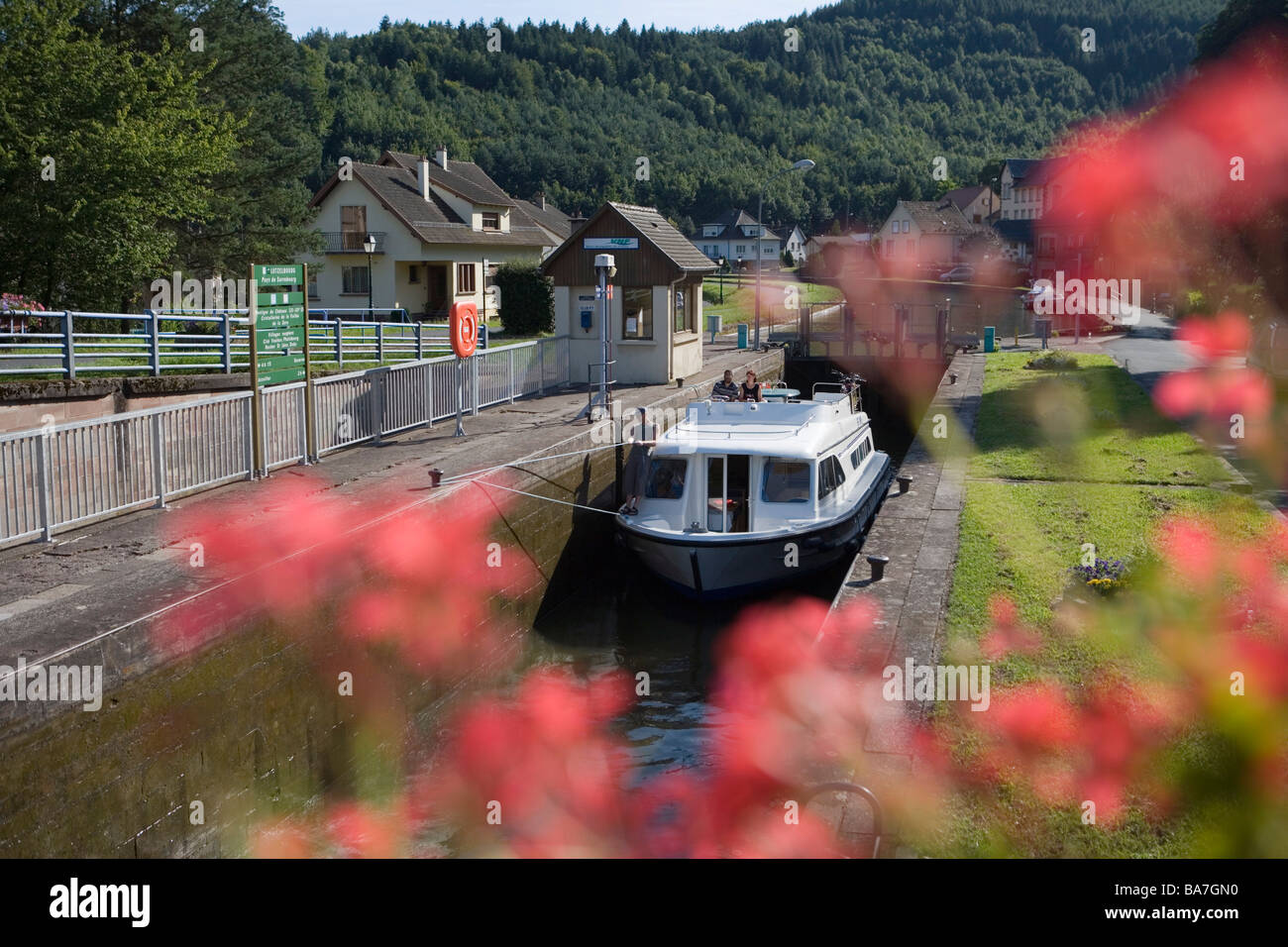 Hausboot in Ecluse 21 Boot Lock, Crown Blue Line Calypso Hausboot Canal De La Marne au Rhin, Lutzelbourg, Elsass, Frankreich Stockfoto