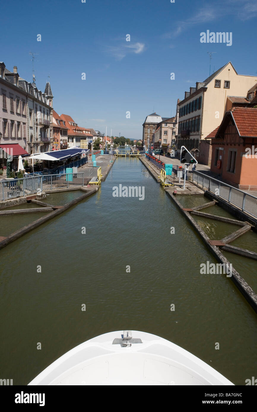 Hausboot nähert sich Saverne Ecluse 30-31 Boot sperren, Canal De La Marne au Rhin, Saverne, Elsaß, Frankreich Stockfoto