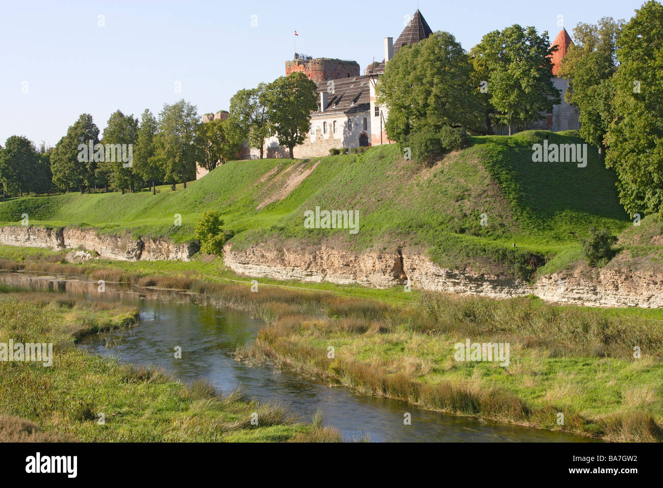 Bauska, Vogtsburg Schloss, erbaut 1443, im vorderen Fluss Musa Stockfoto