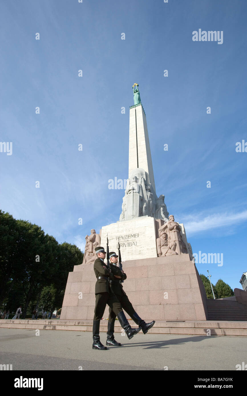 Zwei Wachen, Soldaten, vor dem Freiheitsdenkmal, Riga, Lettland Stockfoto