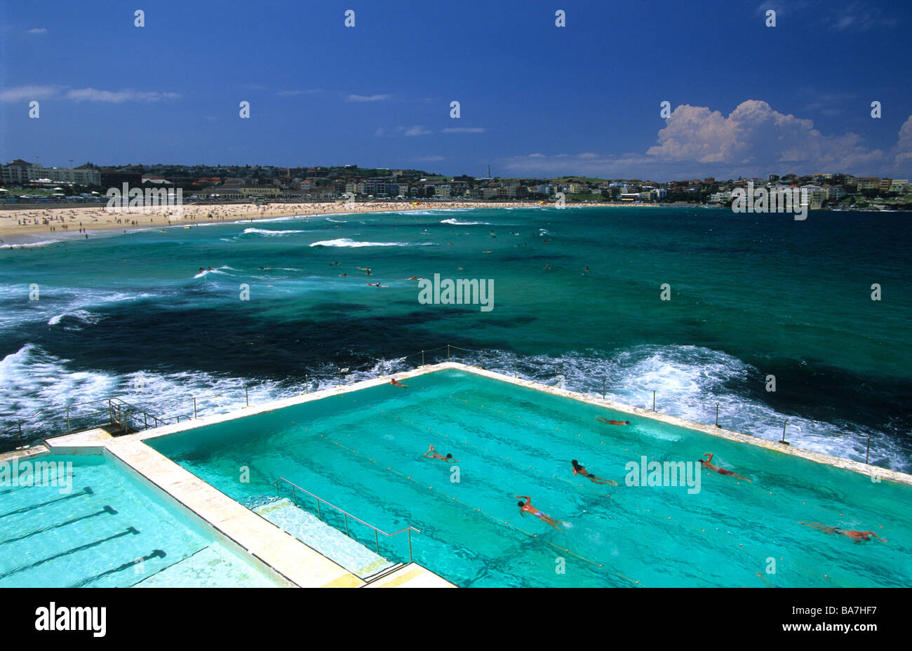 Bondi Iceberg Pool mit Bondi Beach im Hintergrund, Sydney, New South Wales, Australien Stockfoto
