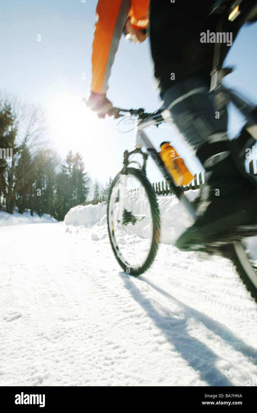 Mountainbiker im Schnee, Steiermark, Österreich Stockfoto