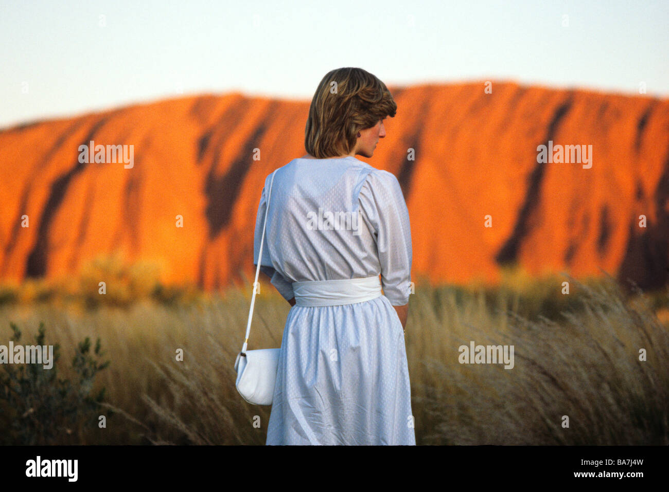 Prinzessin Diana am Uluru beobachtet den Sonnenuntergang am Ayers Rock march1983 Stockfoto