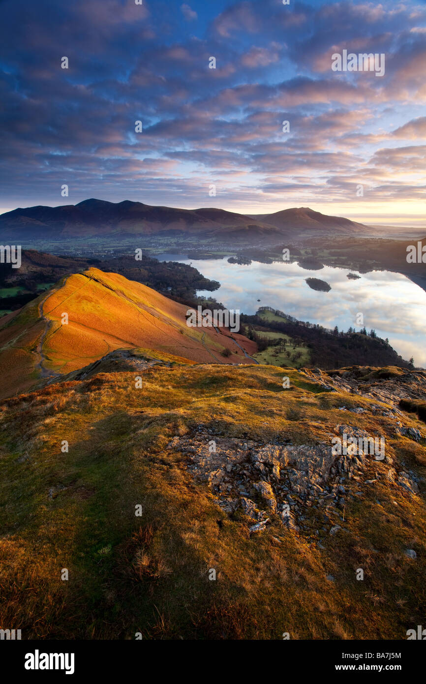 Am frühen Morgen vom Gipfel des Catbells im englischen Lake District National Park anzeigen Stockfoto
