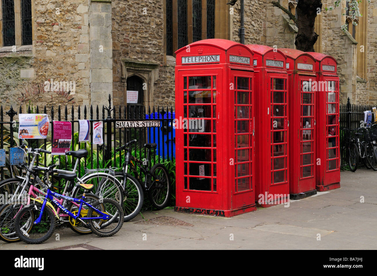 Gruppe von vier Telefonzellen und Fahrräder außerhalb großer St. Marys Church, Cambridge England Uk Stockfoto