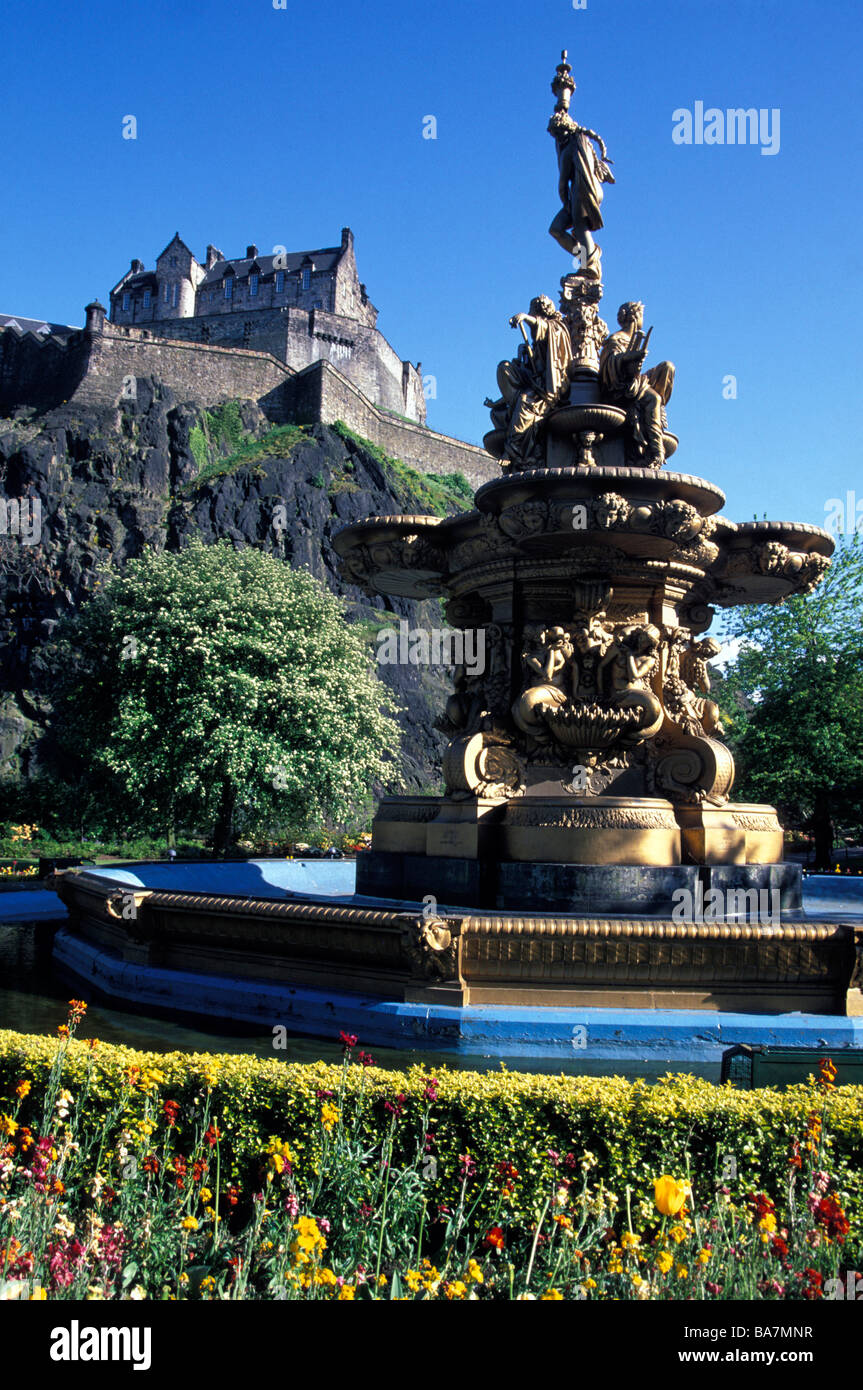 Brunnen, Princess Street Garden Edinburgh Castle im Hintergrund, Edinburgh, Central Lowlands, Schottland, Vereinigtes Königreich Stockfoto