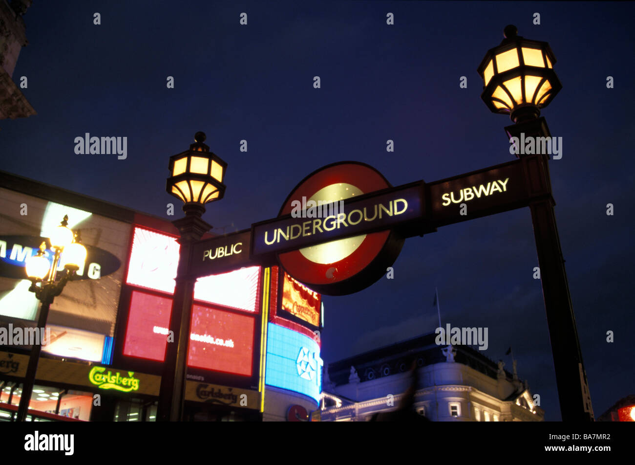 U-Bahnstation Piccadilly Circus bei Nacht, London, London, England, Vereinigtes Königreich Stockfoto