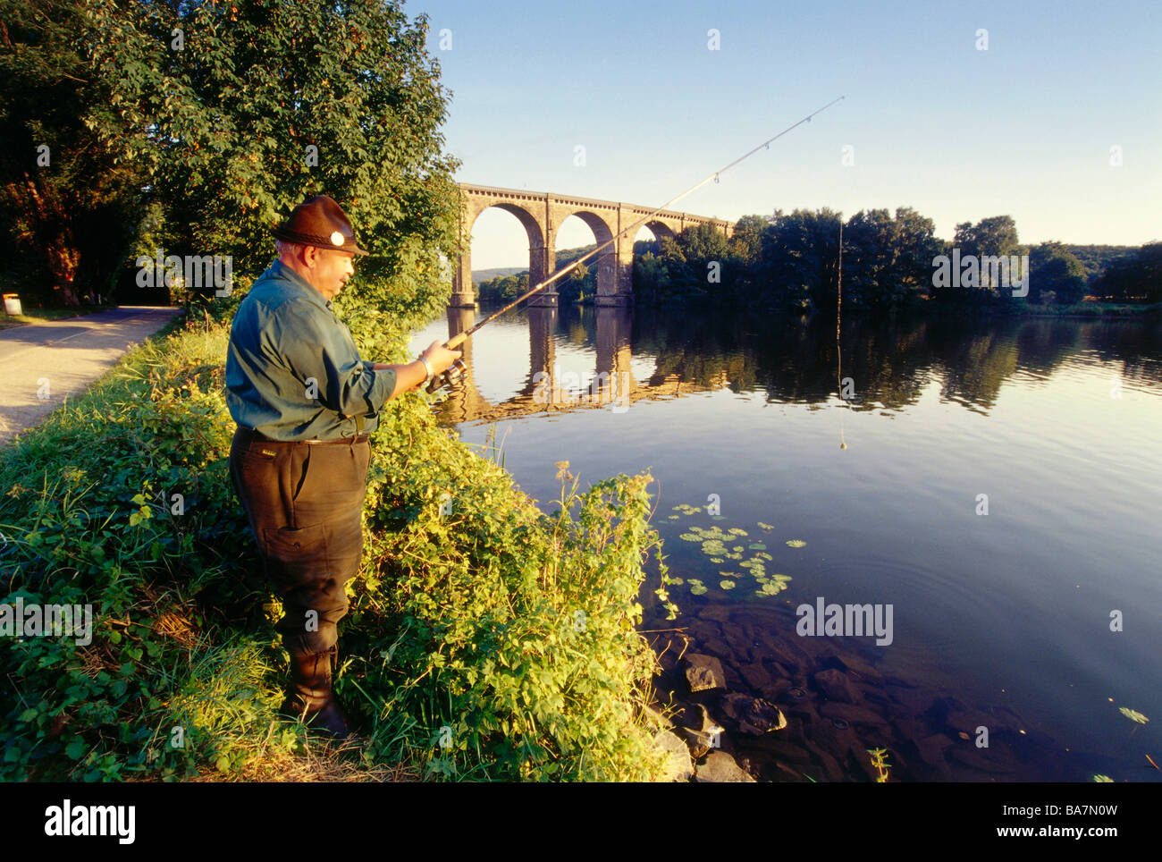 Angler am Fluss Ruhr im Hintergrund Hattingen Blankenstein Burg,  Deutschland, Nordrhein-Westfalen, Ruhrgebiet, Hattingen Stockfotografie -  Alamy