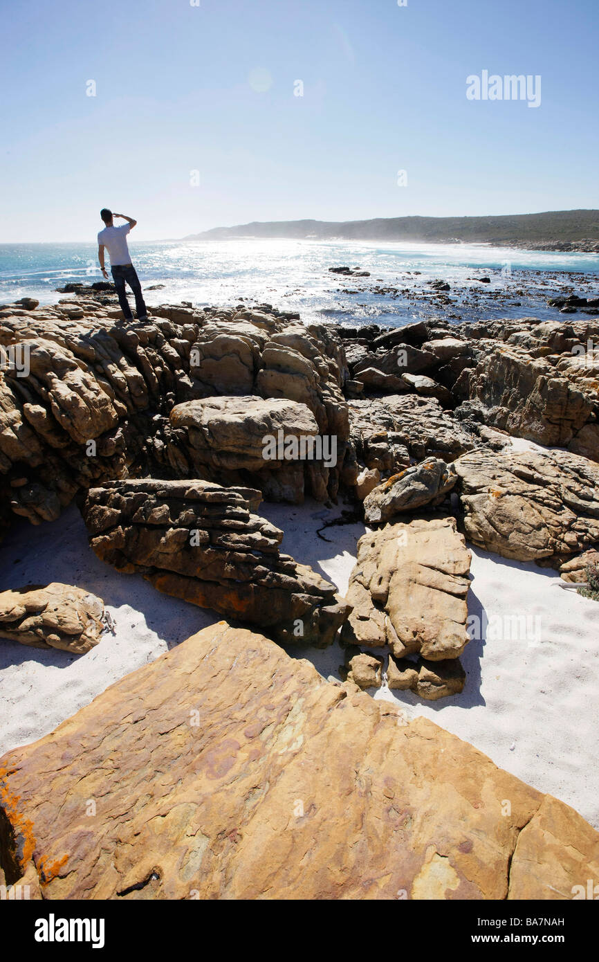 Mann, Blick auf das Meer am Kap der guten Hoffnung, Cape Point, Western Cape, South Africa, Cape Peninsula Stockfoto