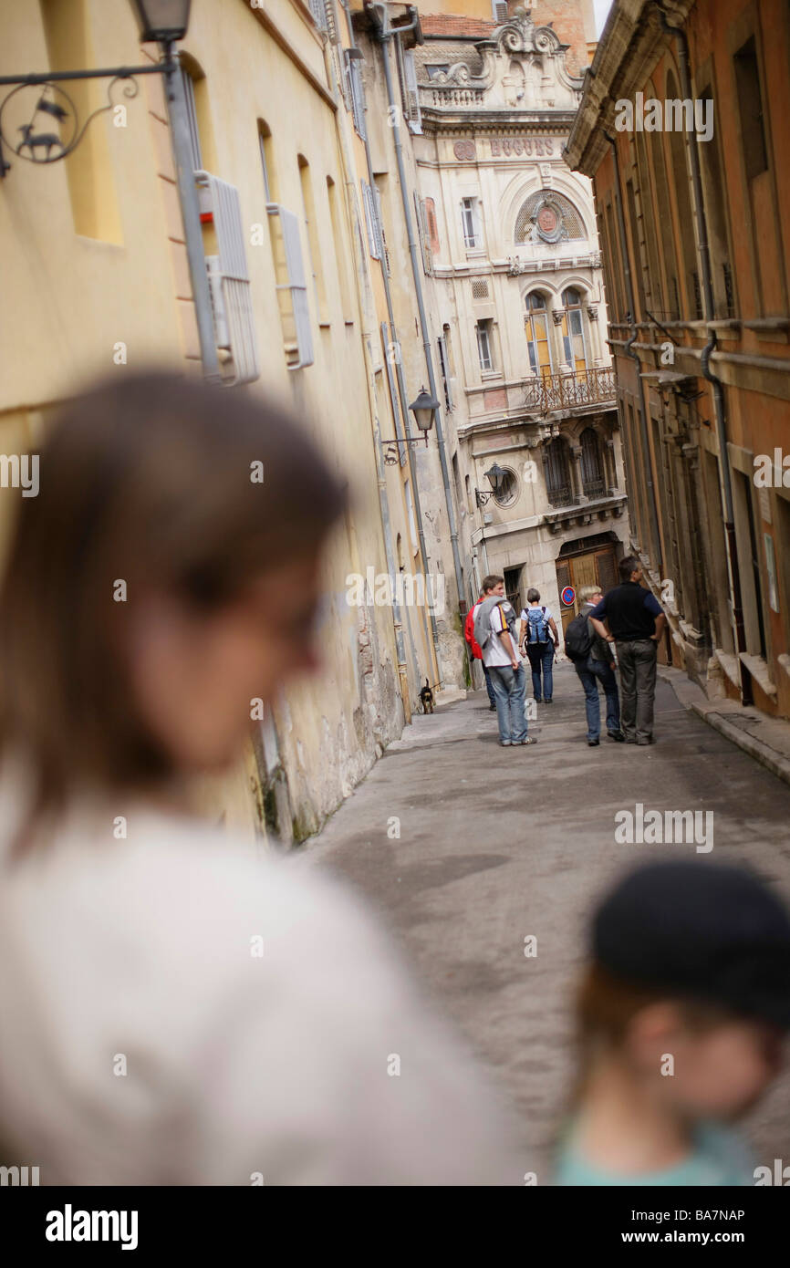 Mutter und Kind zu Fuß durch eine kleine Gasse in der alten Stadt Grasse, Cote d ' Azur, Provence, Frankreich Stockfoto