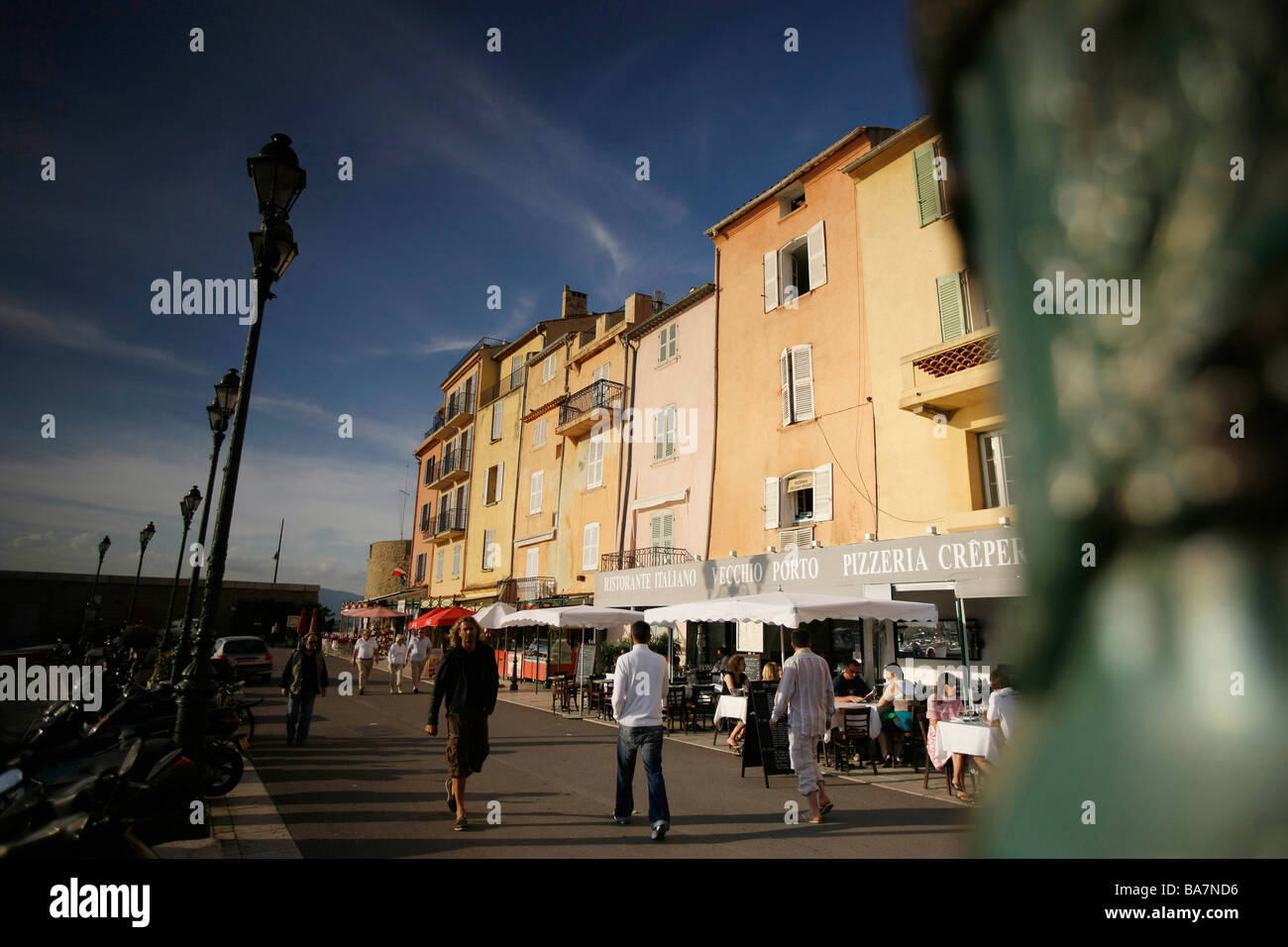 Menschen zu Fuß entlang der Promenade, St. Tropez, Côte d ' Azur, Provence, Frankreich Stockfoto