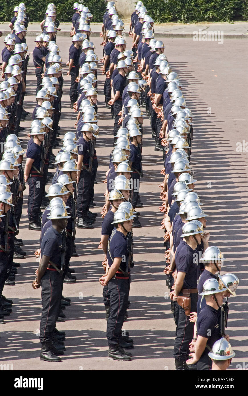 Frankreich-Paris-französische Armee Soldaten Parade-Installation keine Modelle Release Hauptstadt militärischen Menschen Reihen Männer einheitliche Helme Stockfoto