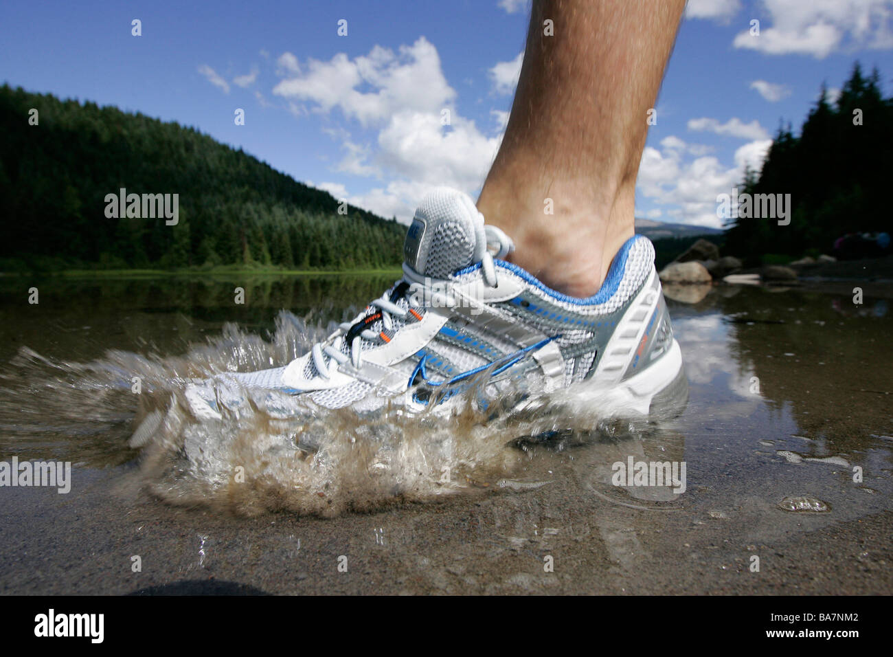 Nahaufnahme eines Schuhs Läufer, Vermillion See, Kapuze, Küste Staffellauf vom Mount Hood an die Küste, Oregon, USA Stockfoto