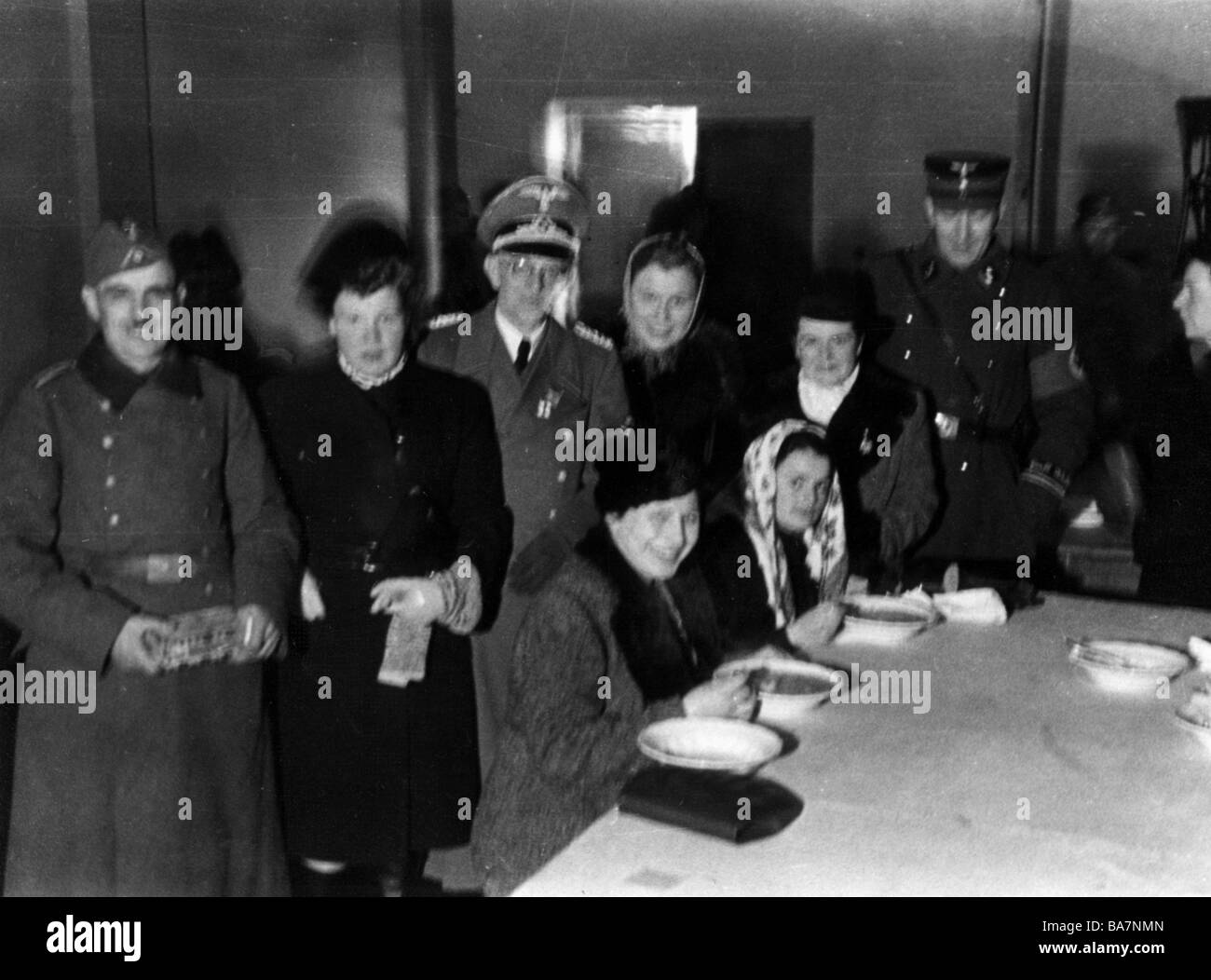 Ereignisse, Zweiter Weltkrieg / Zweiter Weltkrieg, Polen, hinter der Front, deutsche Soldaten in Radom, die "Tag der Wehrmacht" feiern, 17.3.1940, Stockfoto