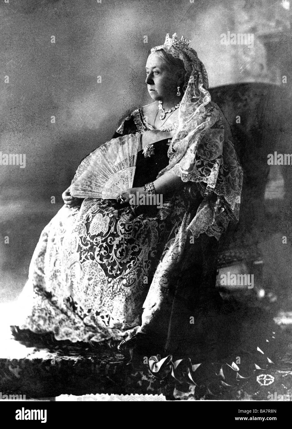 Victoria I, 24.5.1819 - 22.1.1901, Königin von Großbritannien und Irland 20.6.1837 - 22.1.1901, volle Länge, Sitzung, ca. 1890, Stockfoto