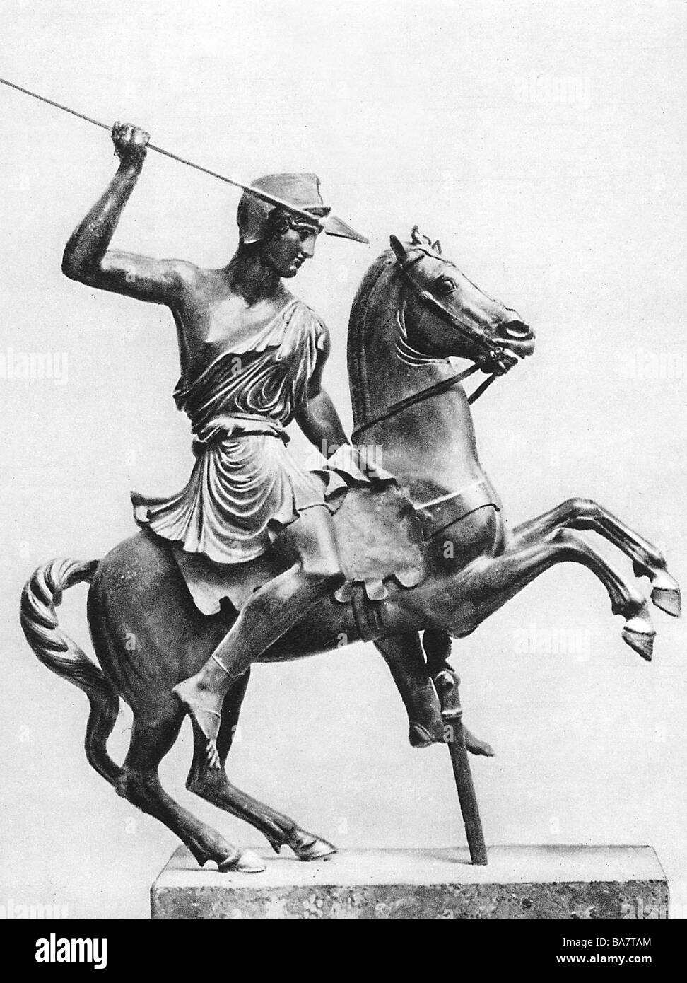 Amazonen, griechische Mythenfiguren, "die sprungfertige Amazone", volle Länge, auf Pferd sitzend, brone Statue von Anonymous, 1. Jahrhundert, Nationalmuseum Neapel, Stockfoto