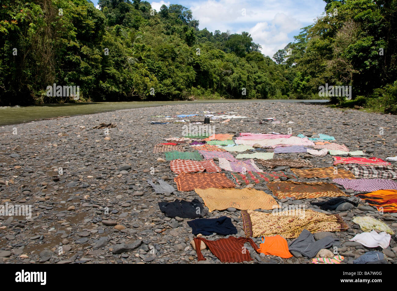 Waschen, trocknen, an einem Fluss in Tangkahan, Sumatra, Indonesien Stockfoto