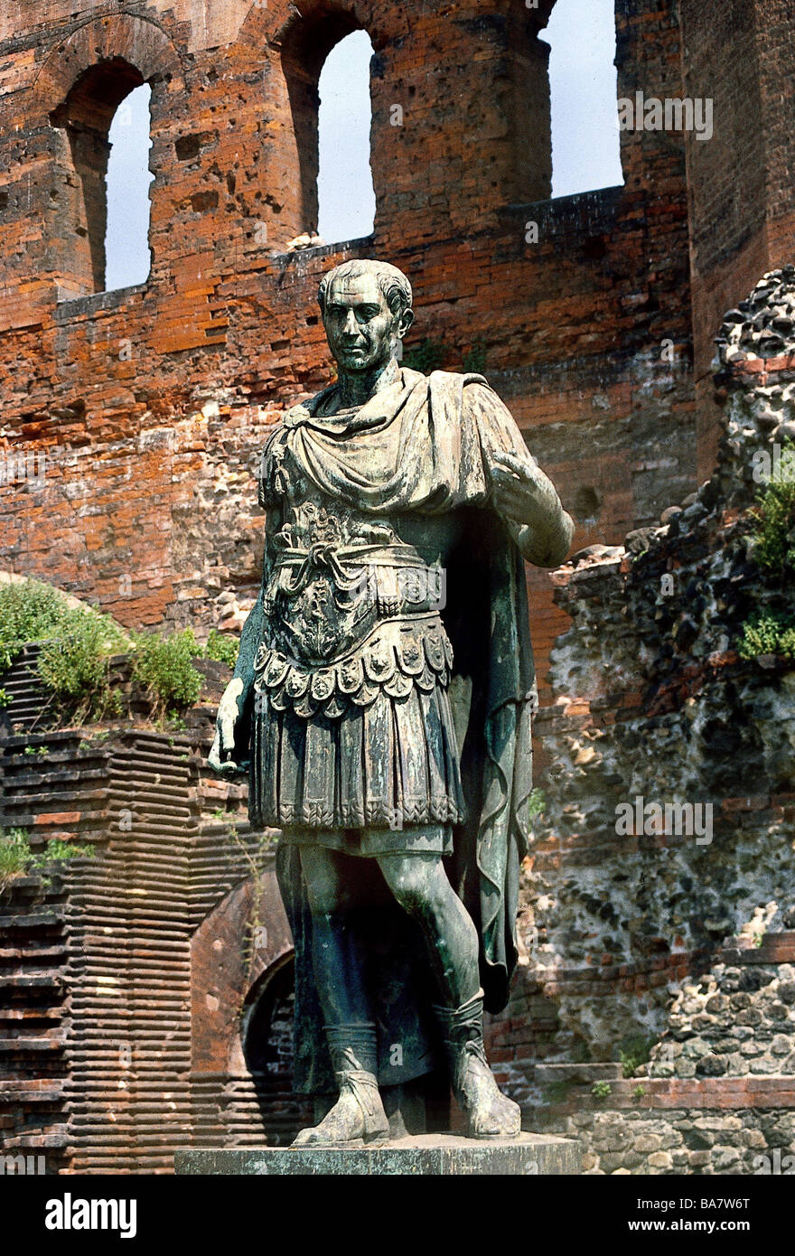 Cäsar, Gaius Julius, 13.7.100 - 15.3.44 v. Chr., römischer Politiker, volle Länge in Rüstung, Statue, 1. Jahrhundert n. Chr., Porta Palatina, Torino, Stockfoto