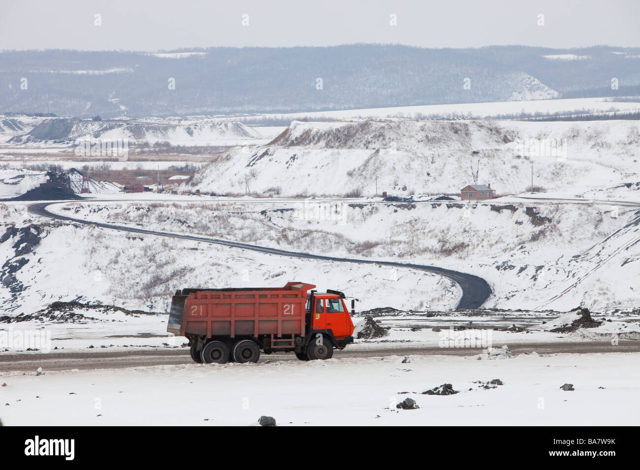 Lkw schleppen minderwertige Kohle aus einem Tagebau Zeche in der Nähe von Heihe an der Chinesisch-russischen Grenze. Stockfoto