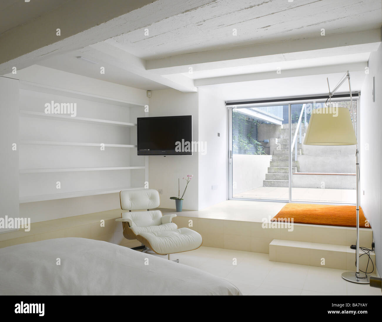 Schlafzimmer mit Blick auf Zugang zum Dach in Loft-Wohnung, Islington, London, Großbritannien. Stockfoto