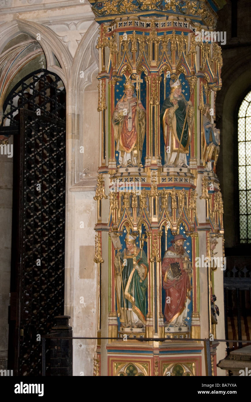 Kathedrale von CANTERBURY KENT Detail des Pfeilers mit Schnitzereien Stockfoto