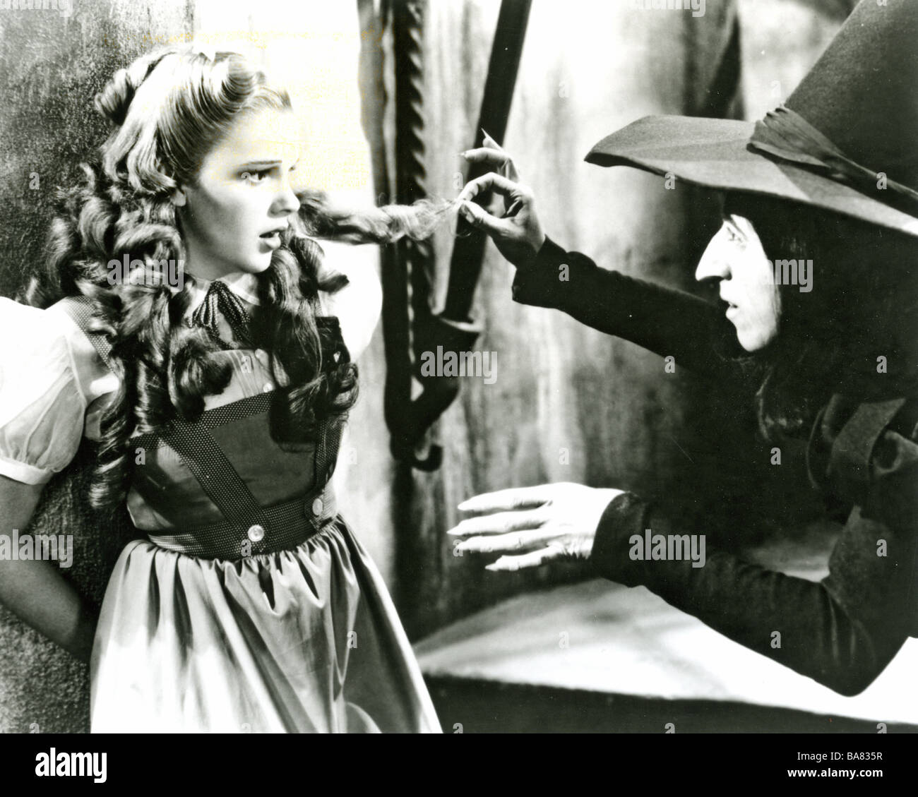 DER Zauberer von OZ 1939 MGM-Film mit Judy Garland als Dorothy und Margaret Hamilton als die böse Hexe Stockfoto