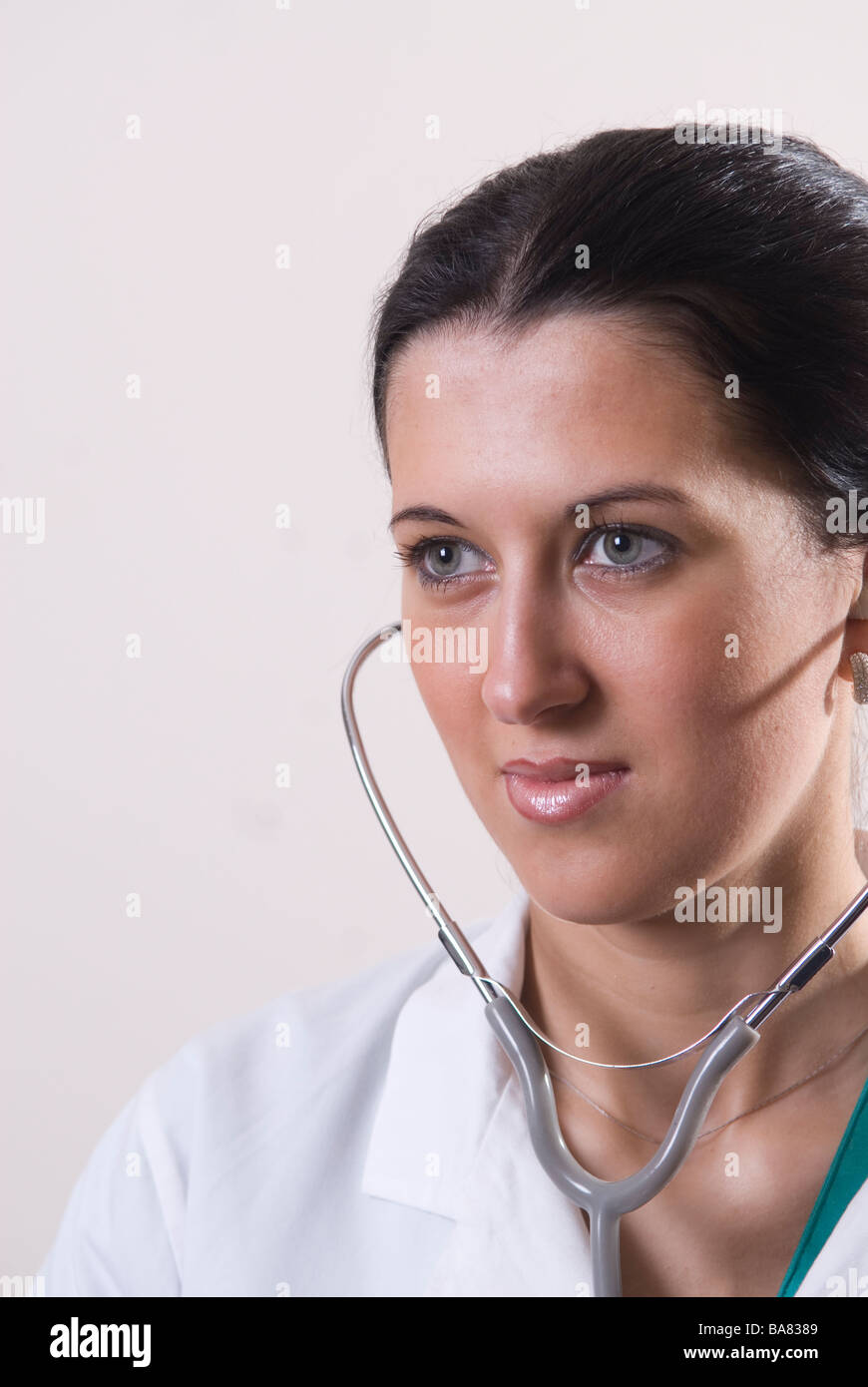 Arzt mit Stethoskop hören Stockfoto