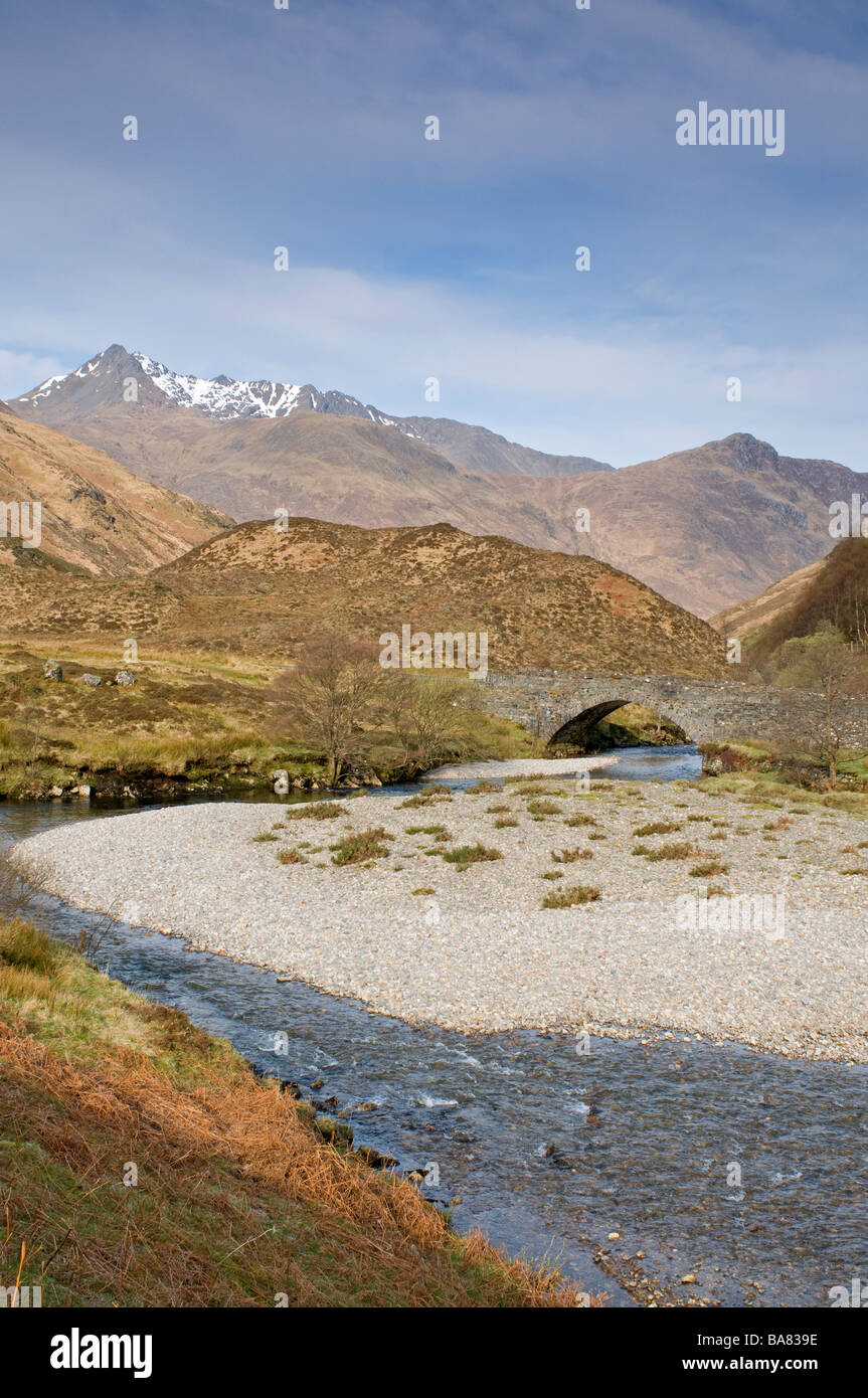 Der Fluß Shiel fließt aus den berühmten Bergen (die 7 Schwestern) auf dem Weg zum Loch Duich Ross-Shire, Schottland.    SCO 2351 Stockfoto