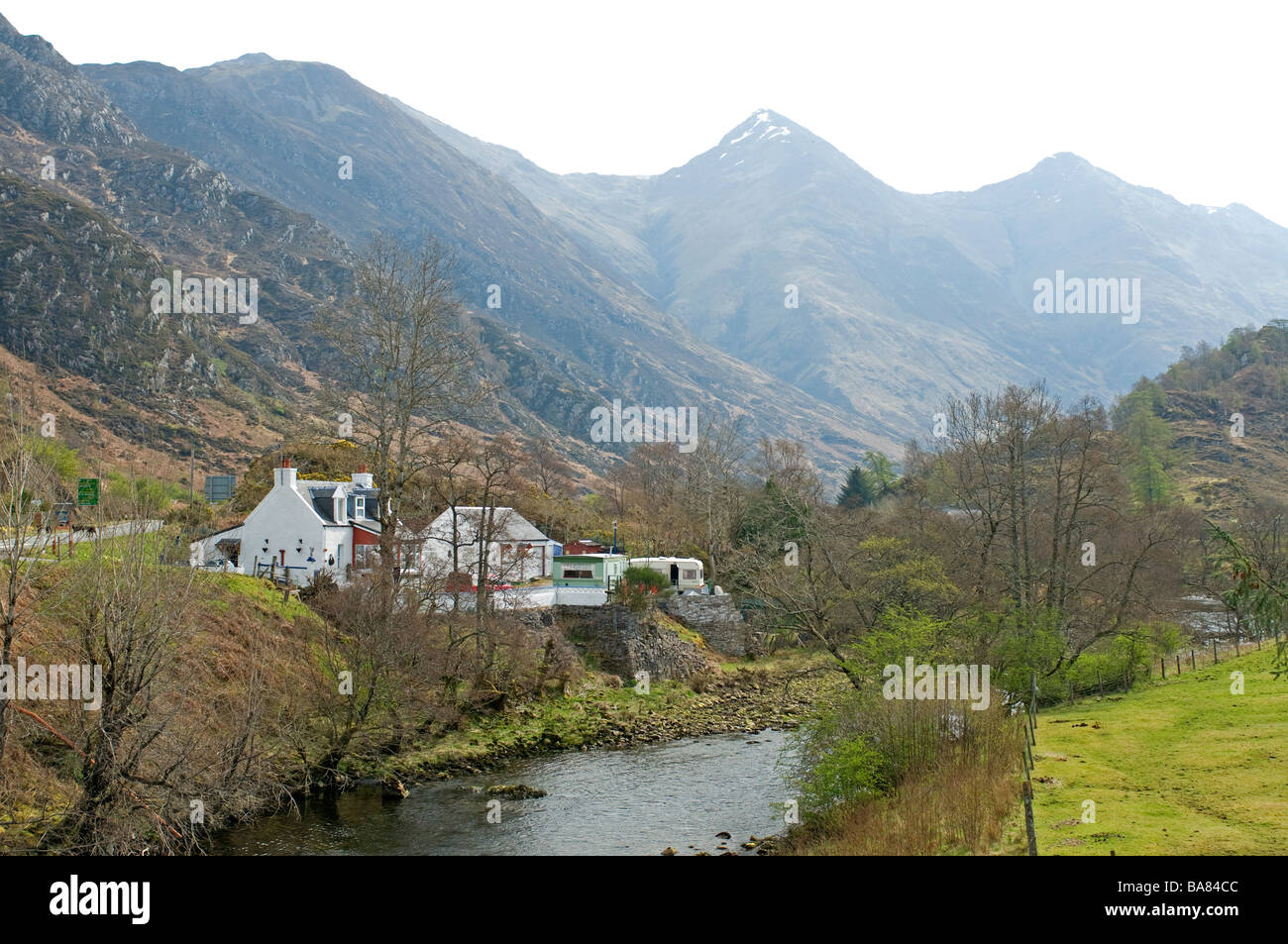 Die kleinen ruhigen Weiler von Shiel Bridge Ross-Shire, überragt von den 7 Schwestern Kintail schottischen Highlands.    SCO 2358 Stockfoto