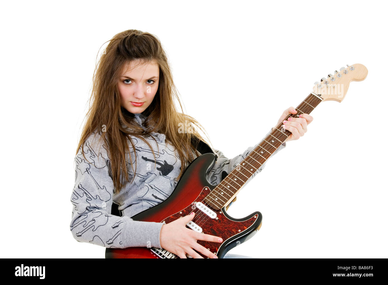 Kaukasische Teenager posiert wie ein Punk-Rocker auf weißem Hintergrund Stockfoto